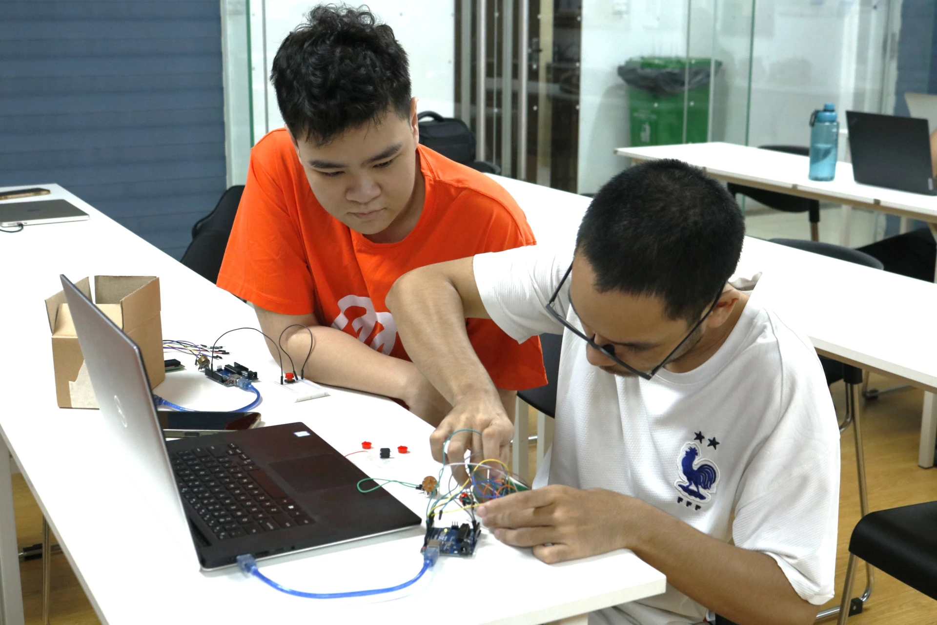 Từ những kiến thức nền tảng, sinh viên từng bước làm chủ các công nghệ như AI, IoT và hệ thống nhúng