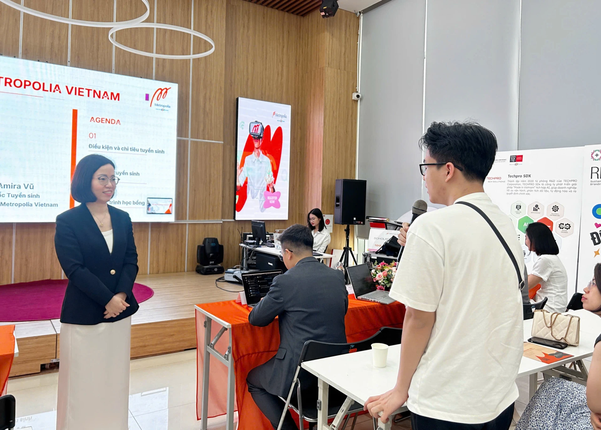 Nhiều băn khoăn về lựa chọn ngành học và cơ hội nghề nghiệp được giải đáp tại chương trình.