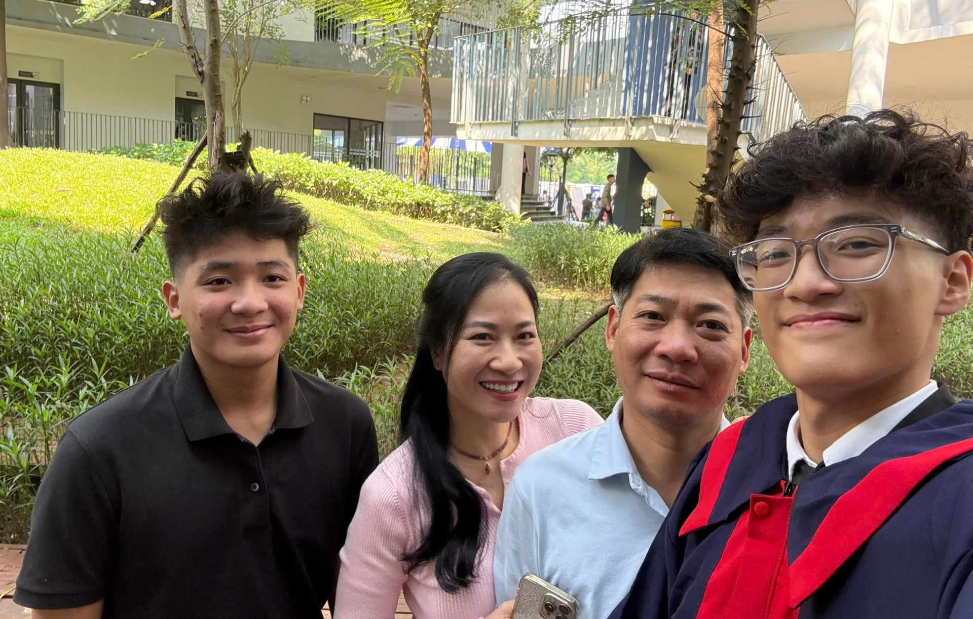 Gia đình là nguồn động viên quan trọng đồng hành cùng Việt Tiến trên hành trình học tập và định hướng tương lai. 