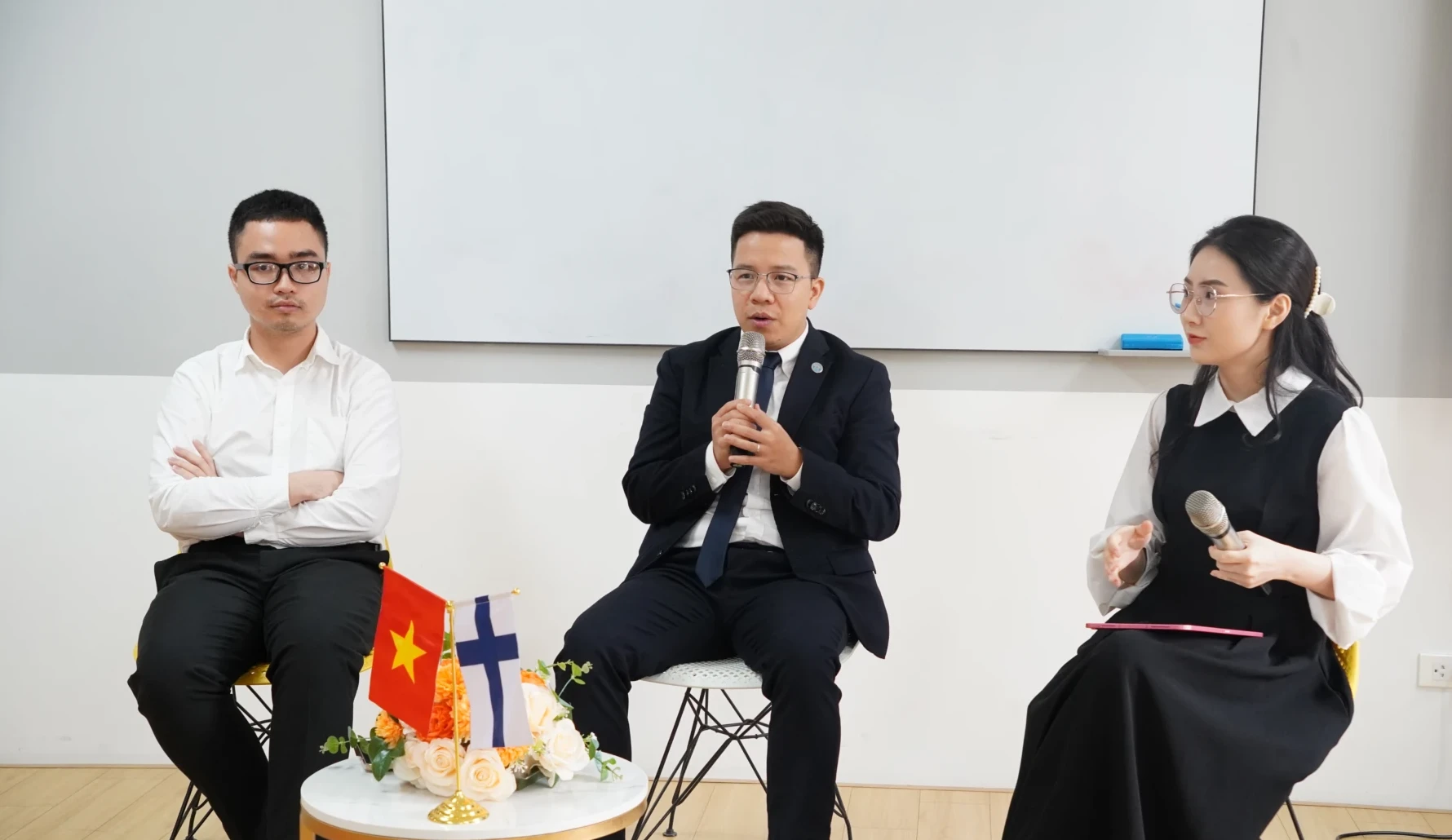 Những chia sẻ của TS. Peter Phạm giúp học sinh hình dung rõ hơn về môi trường học tập của ngành CNTT thông minh.
