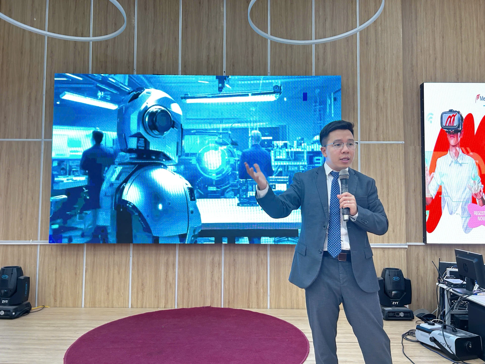 TS. Peter Phạm phân tích sự giao thoa giữa AI, IoT và dữ liệu trong hệ sinh thái công nghệ hiện đại.