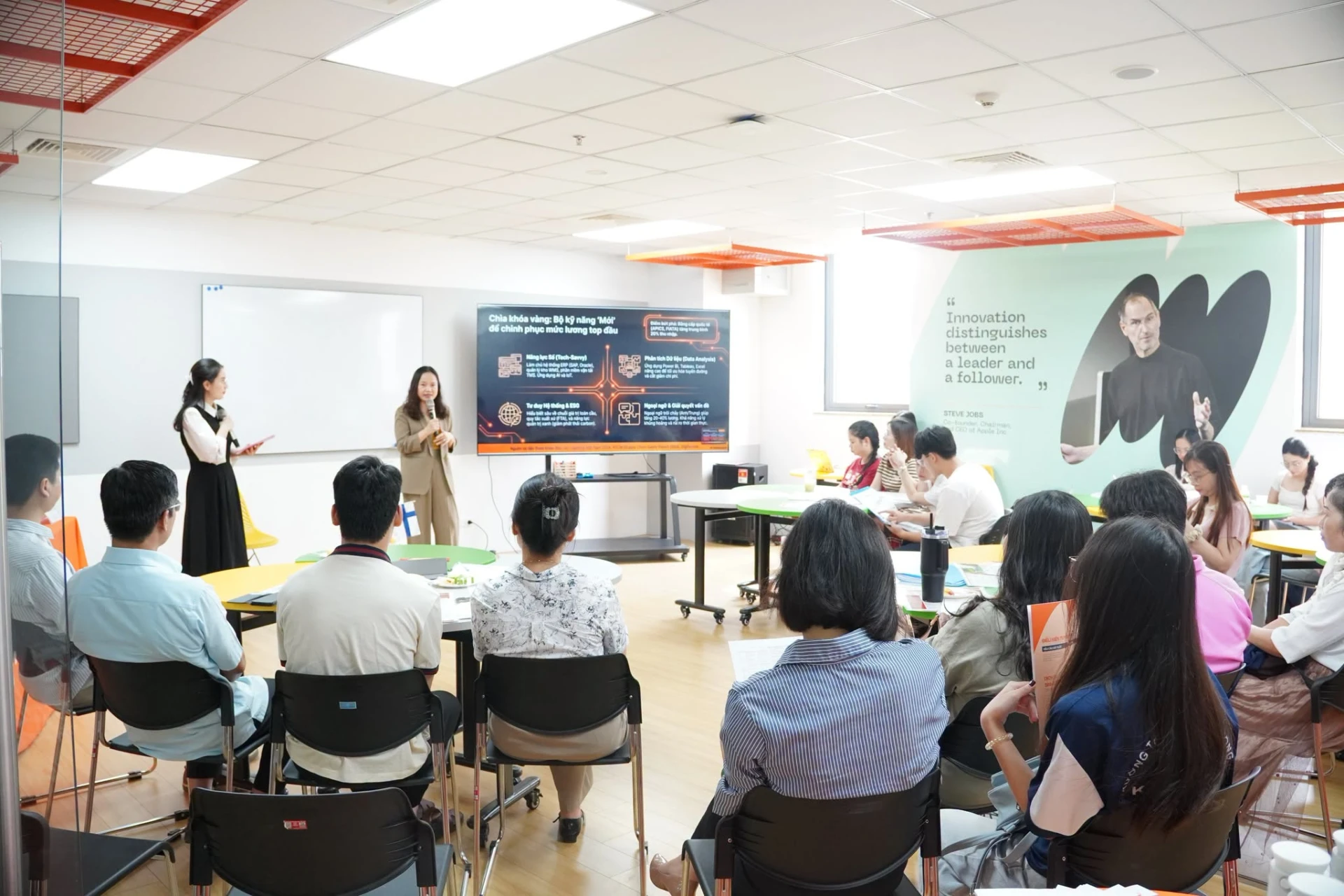 Sự kiện "Ignite Your Future" được tổ chức theo mô hình đối thoại mở, giúp các gia đình có thêm góc nhìn khi lựa chọn ngành học và môi trường đại học.