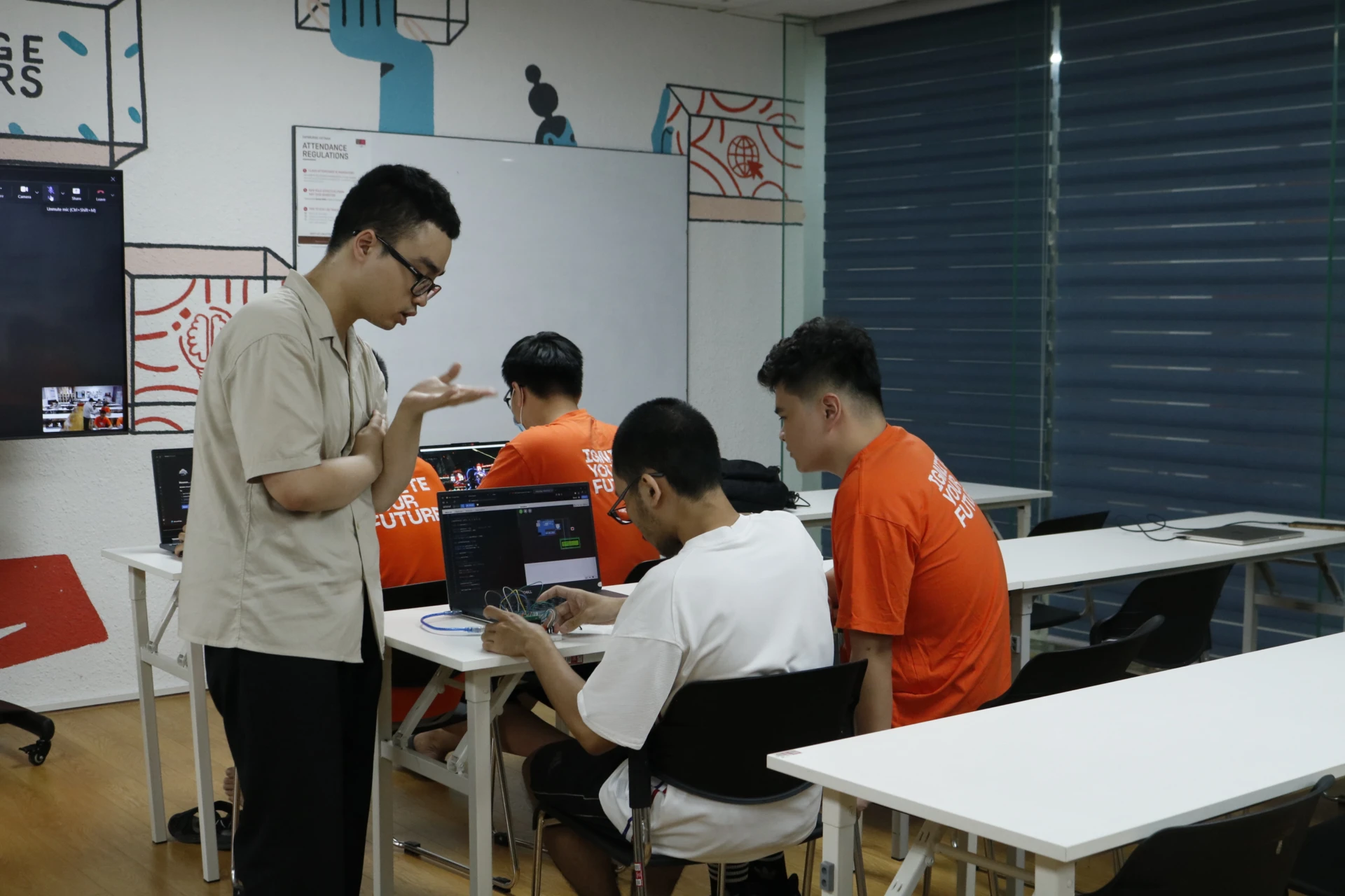 Môi trường học tập khuyến khích sinh viên chủ động nghiên cứu, thử nghiệm và phát triển ý tưởng mới.