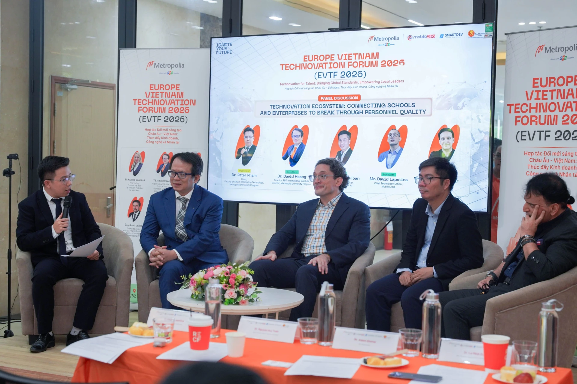 Các chuyên gia từ doanh nghiệp và giáo dục trao đổi tại phiên tọa đàm về giải pháp kết nối nhà trường và doanh nghiệp nhằm nâng cao chất lượng nguồn nhân lực 