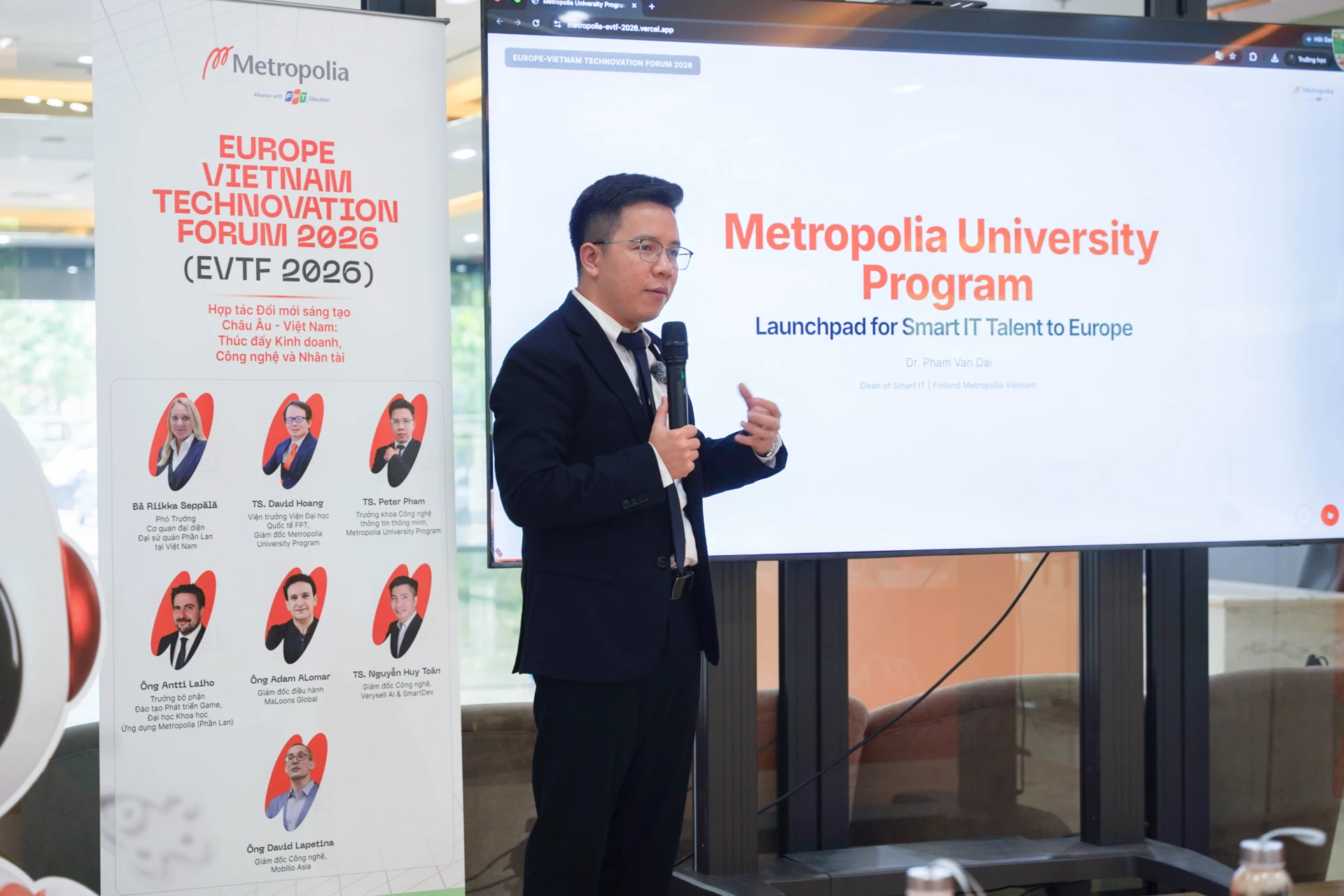 TS. Peter Phạm trình bày mô hình đào tạo gắn với thực tiễn doanh nghiệp tại Metropolia University Program.